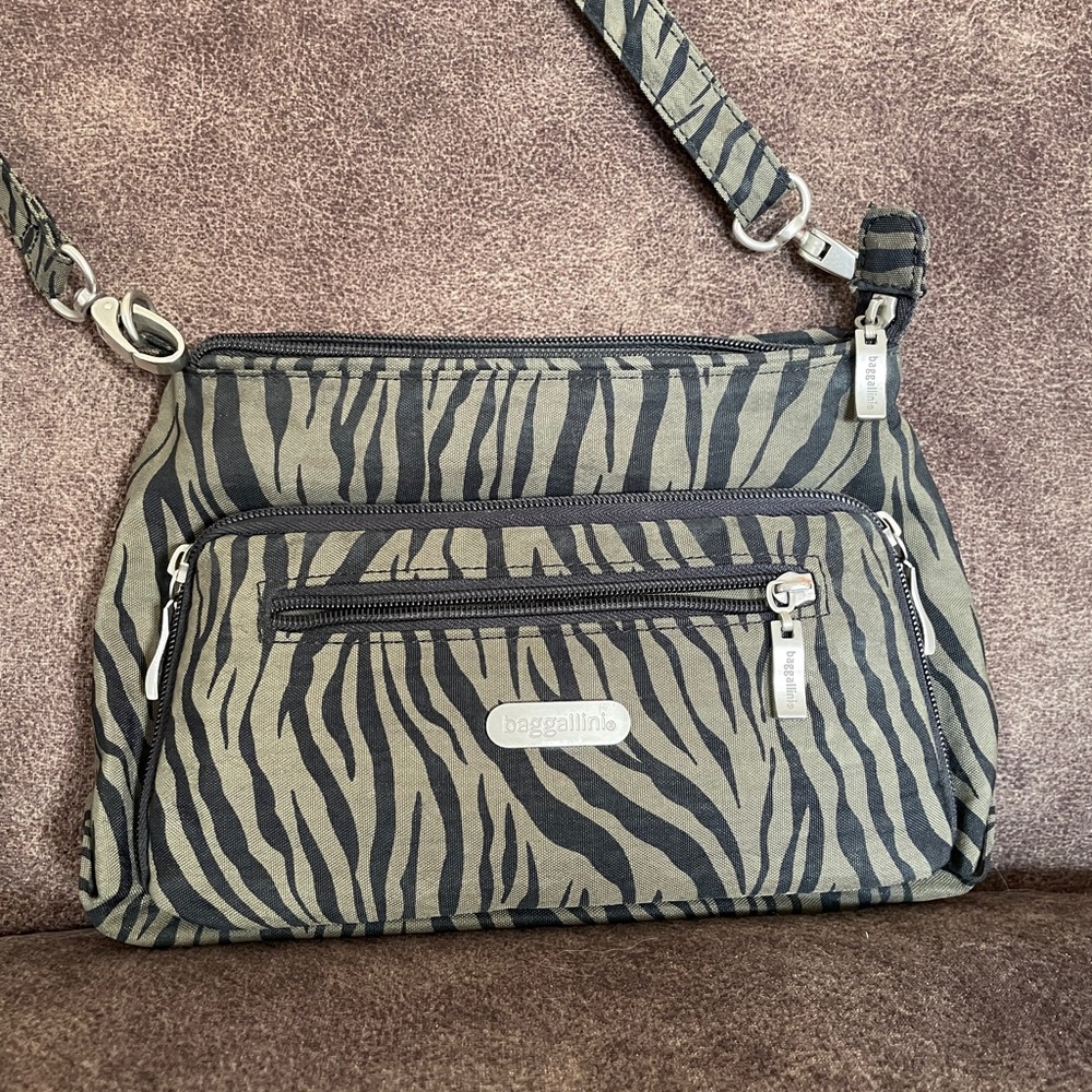 Perfect size purse. Pockets for everything. Lightweight, great for travel.